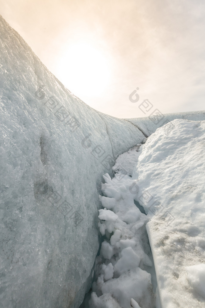 阳光下的雪地摄影图