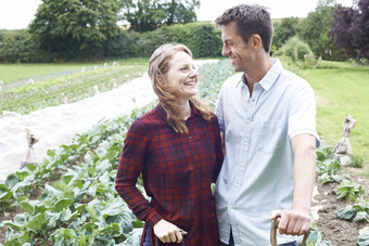 开心的农民夫妻摄影图
