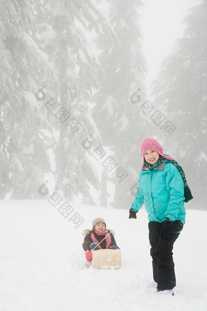 灰色调玩雪橇的儿童摄影图