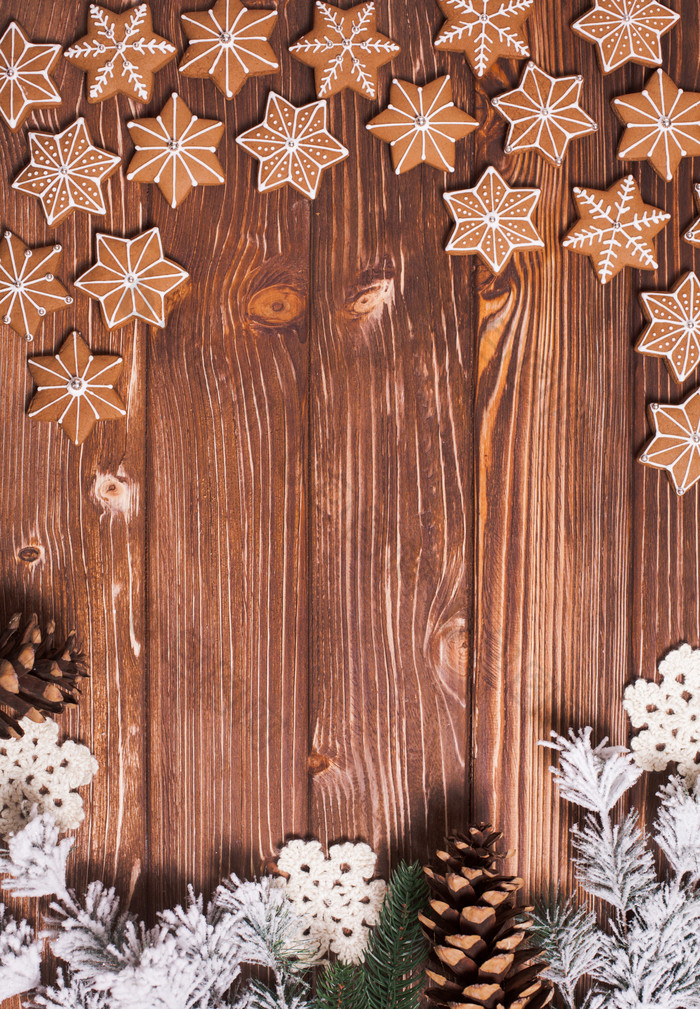 棕色木板上的雪花饼干