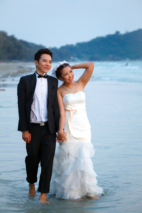 夫妻海边拍婚纱照