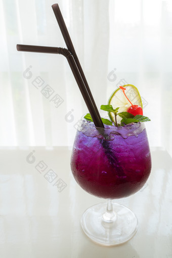 暗色调紫色<strong>鸡尾酒</strong>摄影图