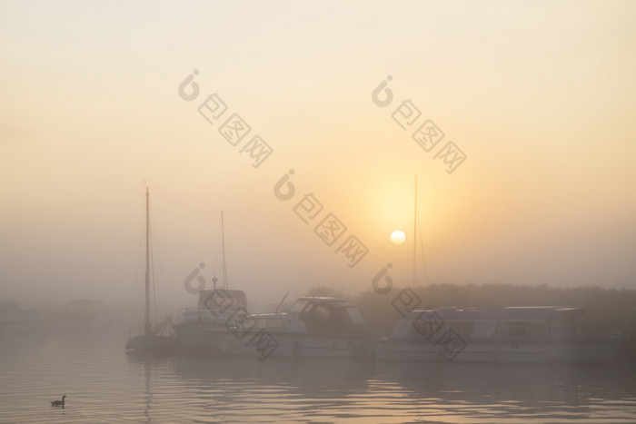 朦胧风格水上夕阳摄影图