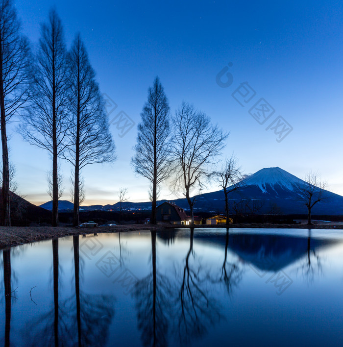 蓝色调富士山下摄影图