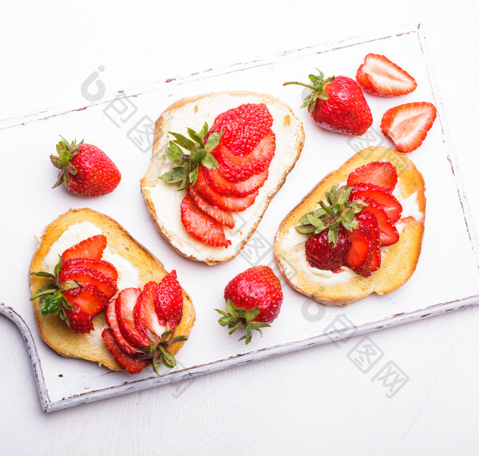 清新草莓面包片摄影图