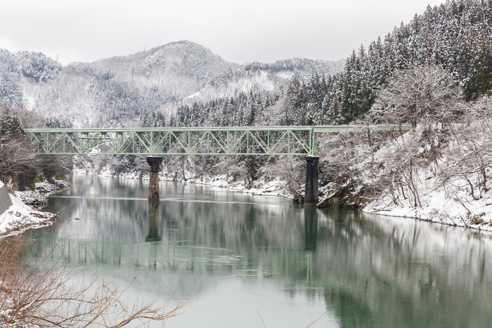 冬日湖水上的铁桥