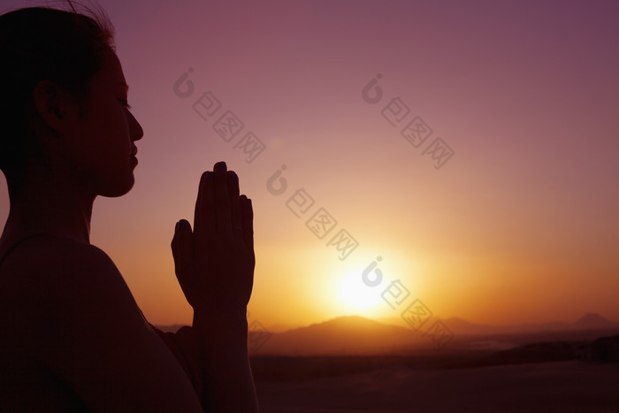 暗色祈祷的女人摄影图