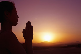 暗色祈祷的女人摄影图