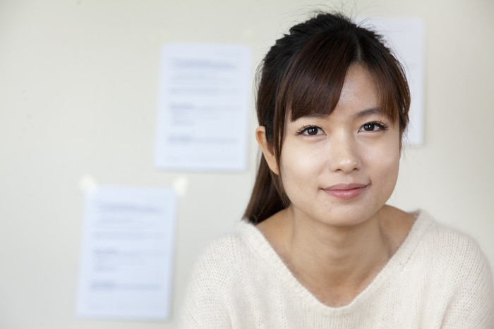 女人肖像长发女子成熟的微笑镜头摄影图片