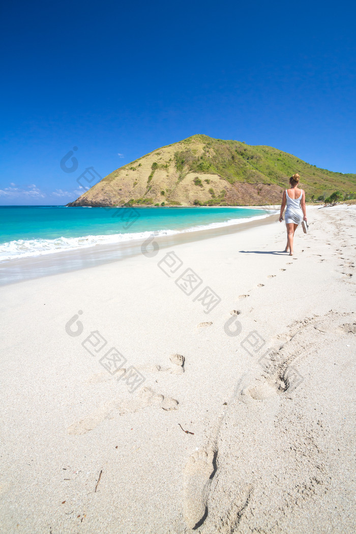 沙滩大海海边度假旅行外国女子走路背影脚印