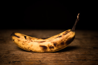 暗色调腐烂的香蕉摄影图