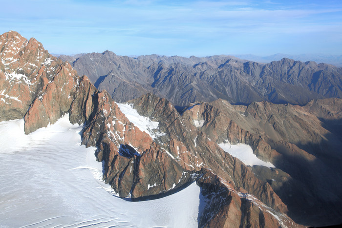 清新连绵大山摄影图