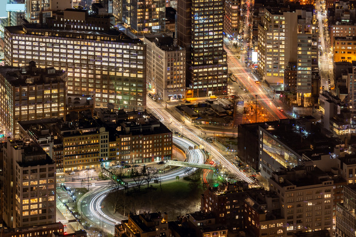 夜晚灯光中的城市街道