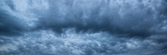暗色迷人天空的云摄影图