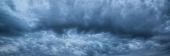 暗色迷人天空的云摄影图