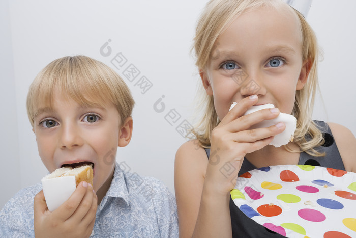 简约风格过生日的小孩子摄影图