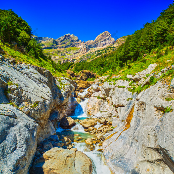 蓝色漂亮山的风景摄影图