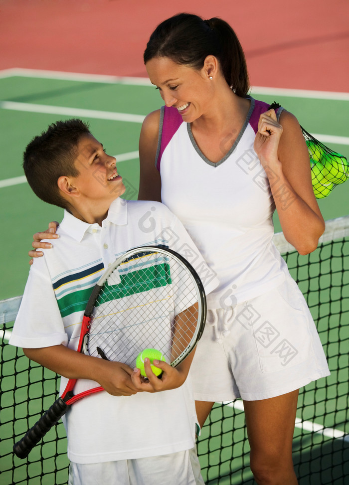打网球的母子笑脸