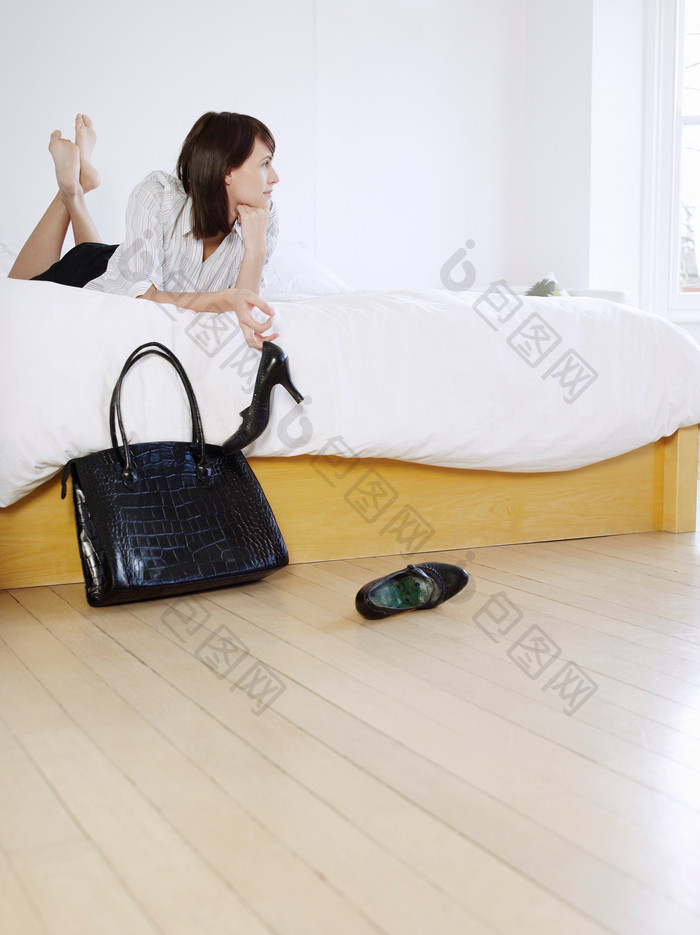 女人趴在床边手拎高跟鞋