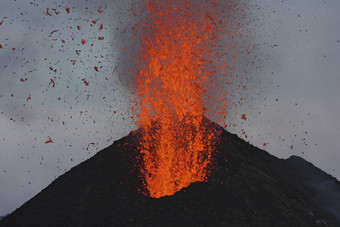 暗色在喷发的<strong>火山</strong>摄影图