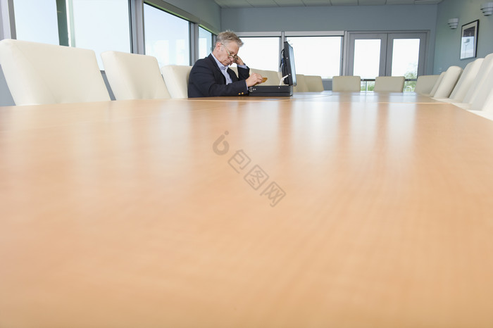 深色调会议室里的人