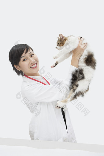抱着猫咪的宠物医生