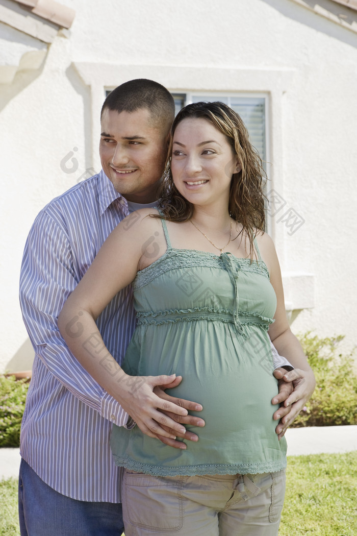 拥抱的怀孕夫妻摄影图