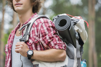 简约登山的男孩摄影图