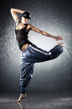 暗色调雨中的舞者摄影图