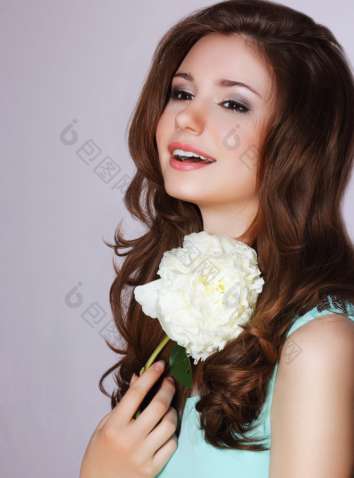 牡丹花卉花状装饰笑容女孩图片摄影图
