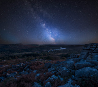 星空下的小河石头