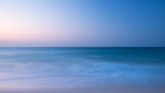 黎明平静的海面摄影图