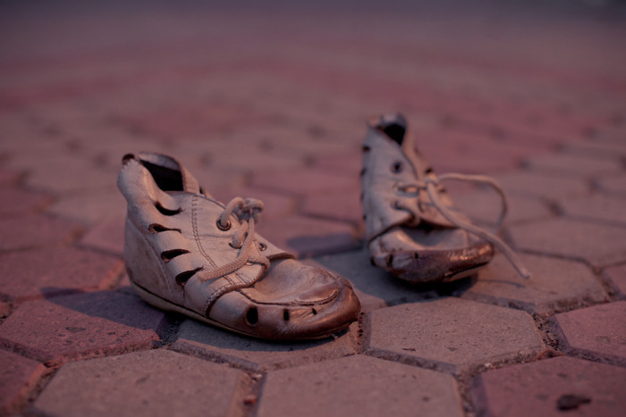地面上破旧的鞋子