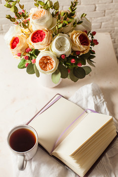 鲜花花瓶和咖啡书本
