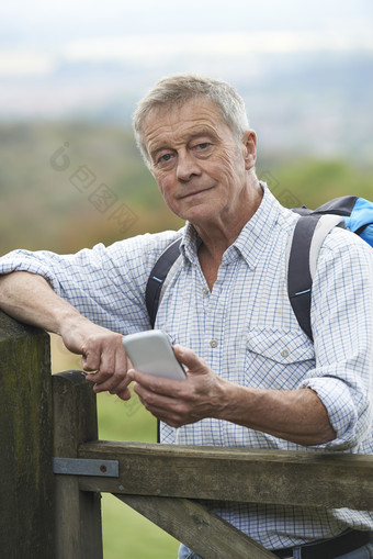 清新风在登山的老人摄影图