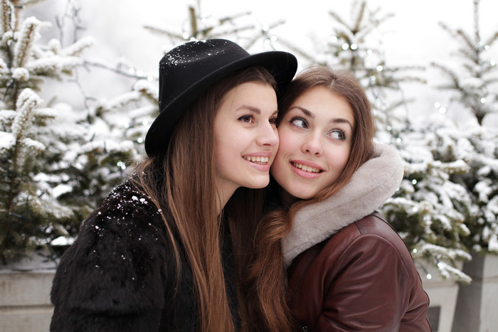 雪地里拥抱的女孩子