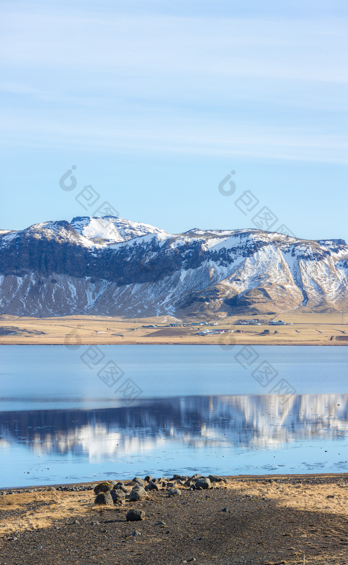 湖水里的雪山倒影