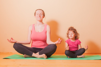 瑜伽<strong>打坐</strong>的母女摄影图