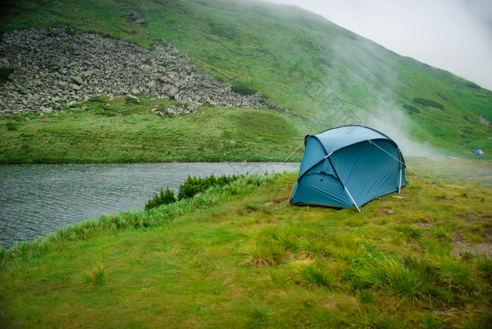 野外草地上的帐篷