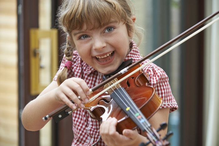 简约拉小提琴的儿童摄影图
