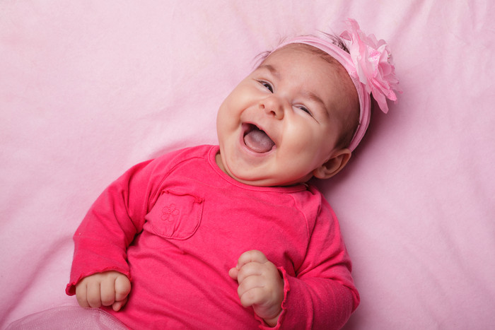 开心大笑的婴儿摄影图