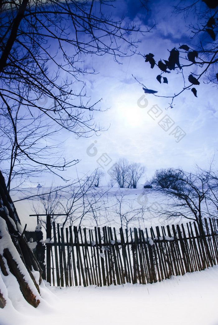 冬天雪地上的木栏杆