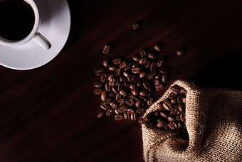 黑色背景咖啡和<strong>咖啡豆</strong>