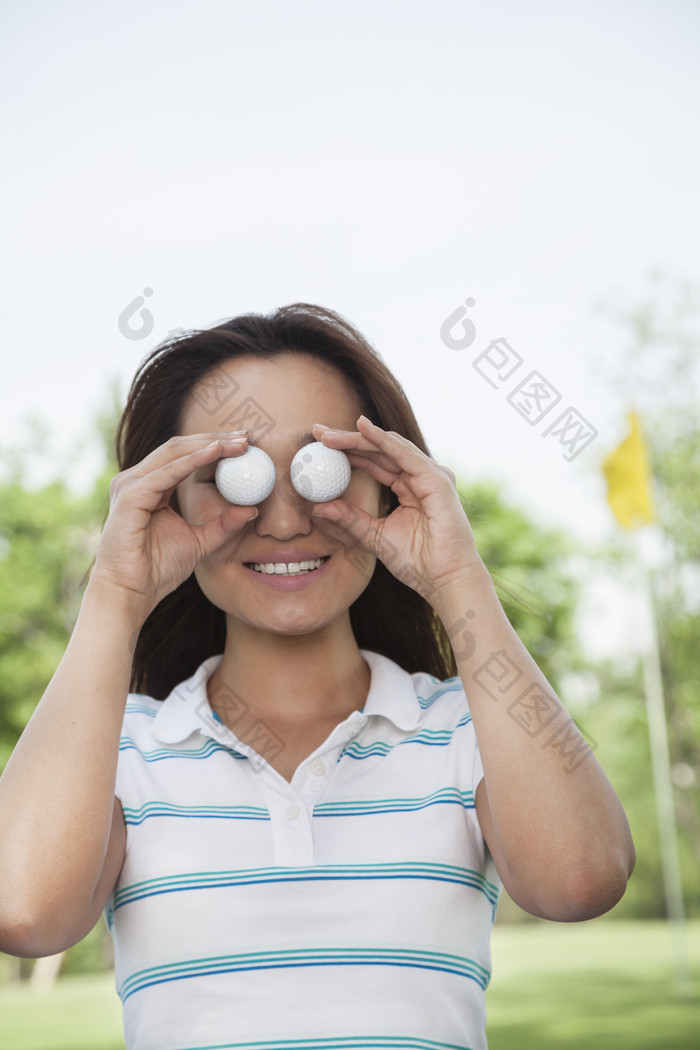 清新高尔夫球场搞怪的女人摄影图