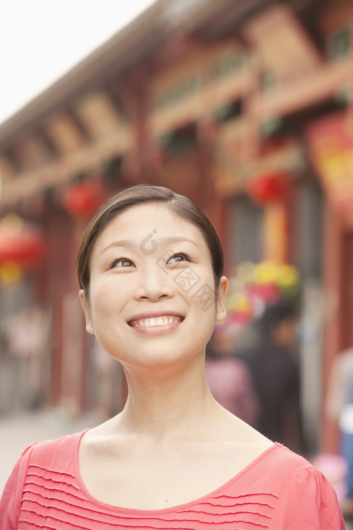 向上看的笑脸女性