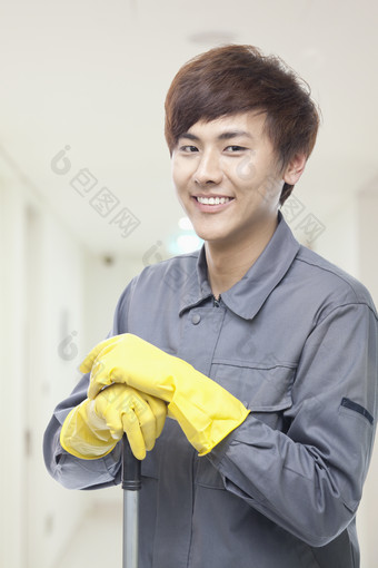 年轻男人清洁工制服工作干活手套微笑摄影