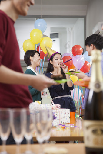 公司活动<strong>庆祝</strong>男人女人同事生日派对气球红酒