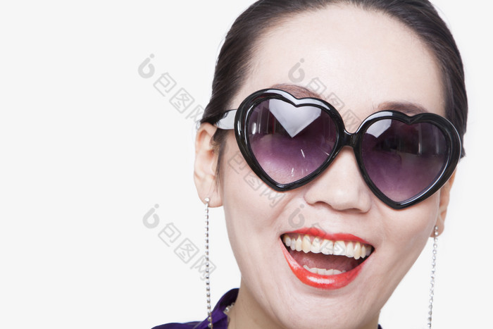 戴着墨镜的女人成熟的化妆的大笑牙齿口红