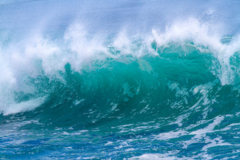 蓝色海边沙滩海浪冲击大海风景旅行