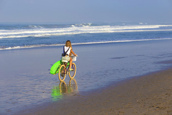 清新风在海边骑车的人摄影图